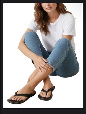 B.O.C. Born Concepts Edie Black Leather Flip Flop Thong Sandals Size 6 -- flaw